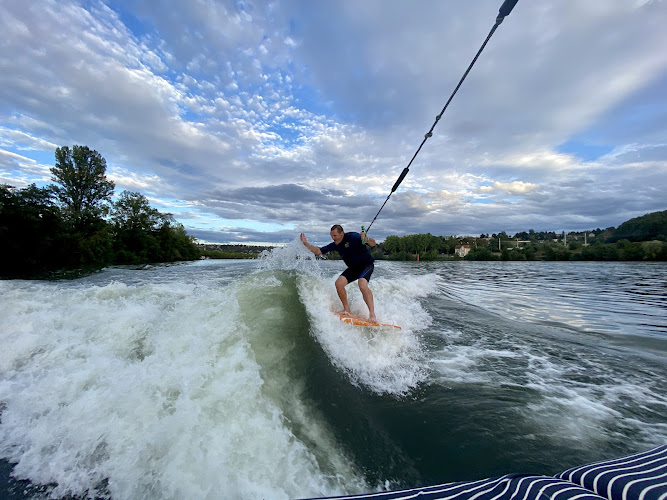 Surf School Lyon - Confluence / Mont d'Or - Le spécialiste du wakesurf
