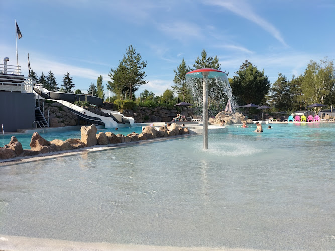 Piscine avec toboggans