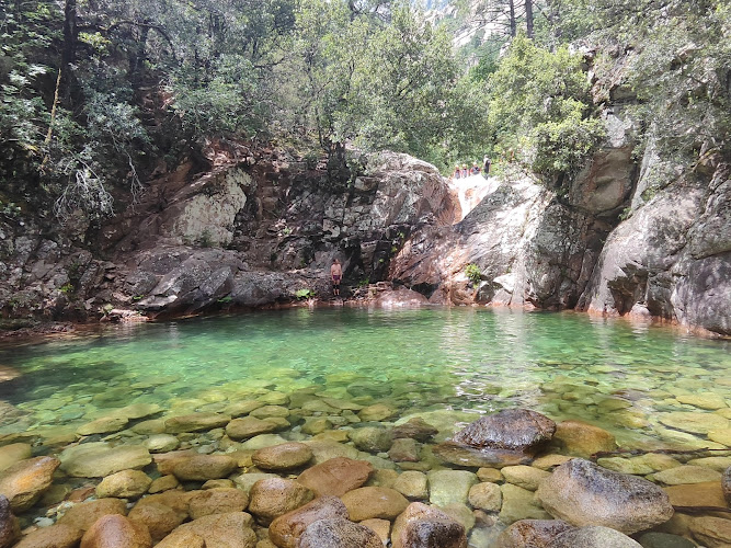 Cascade et piscine naturelle