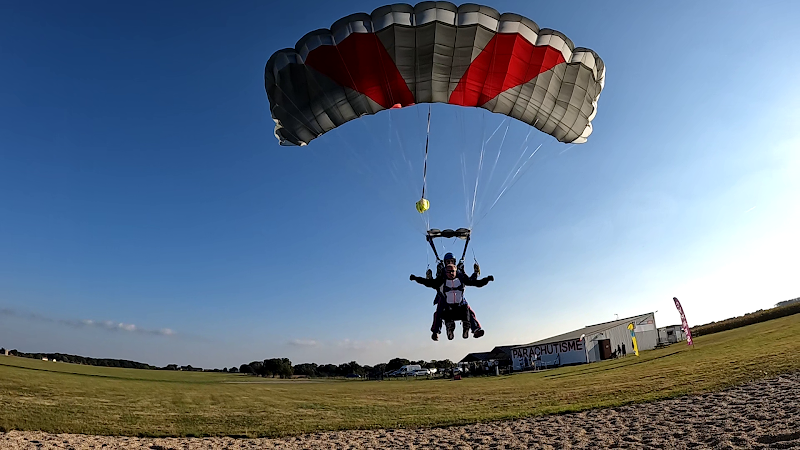 Parachutisme Laval – Saut en parachute - Sauts en Tandem & Formations